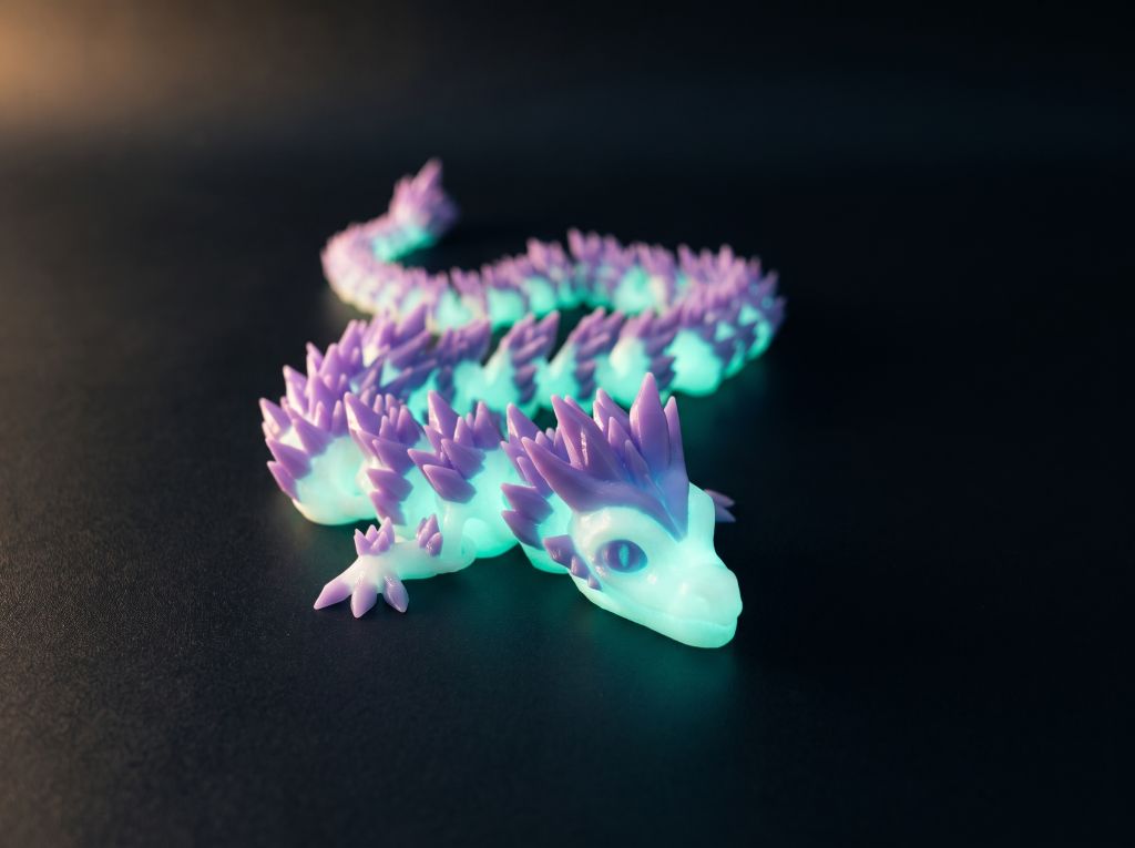 3D-gedruckte bewegliche Drachenfigur aus nachleuchtendem Material