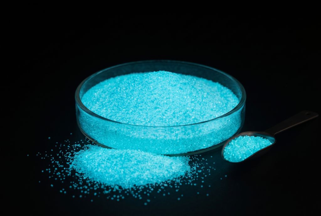 Leuchtgranulat (bis 1 mm) in Glasschale, blau, im Dunkeln leuchtend