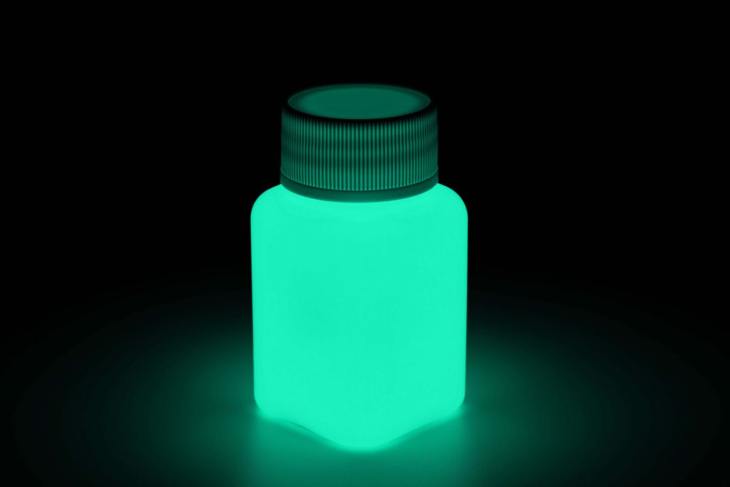 Leuchtfarbe im Glas grün im Dunkeln leuchtend