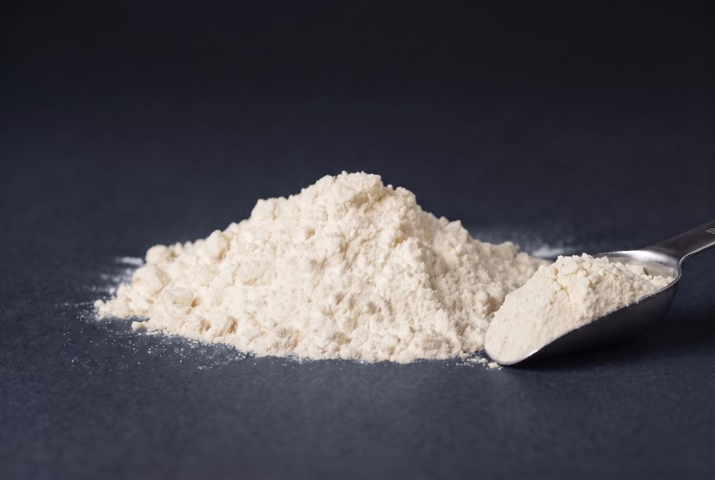 Nachleuchtpigment Natur-Rot als Häufchen mit Messlöffel bei Tageslicht