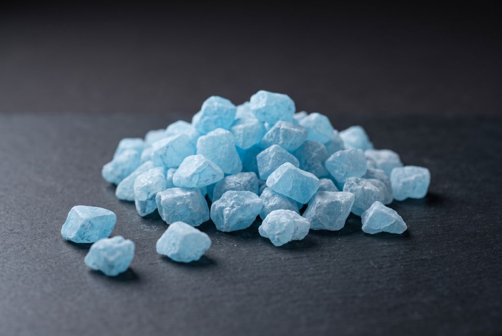 Glow stones (approx. 2 cm), blue, in daylight