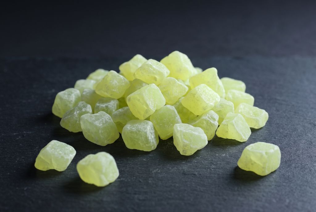Glow stones (approx. 2 cm), yellow, in daylight